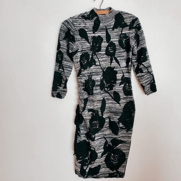 Le Château bodycon floral print dress - Picture 3 of 5